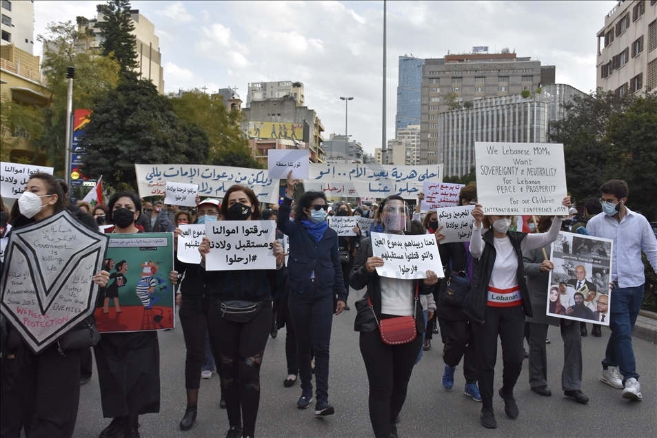Lübnanlı kadınlar, hayat pahalılığı ve gençlerin iş için yurt dışına çıkmak zorunda kalmasını protesto etti
