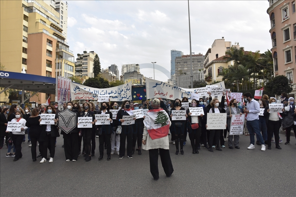 Lübnanlı kadınlar, hayat pahalılığı ve gençlerin iş için yurt dışına çıkmak zorunda kalmasını protesto etti