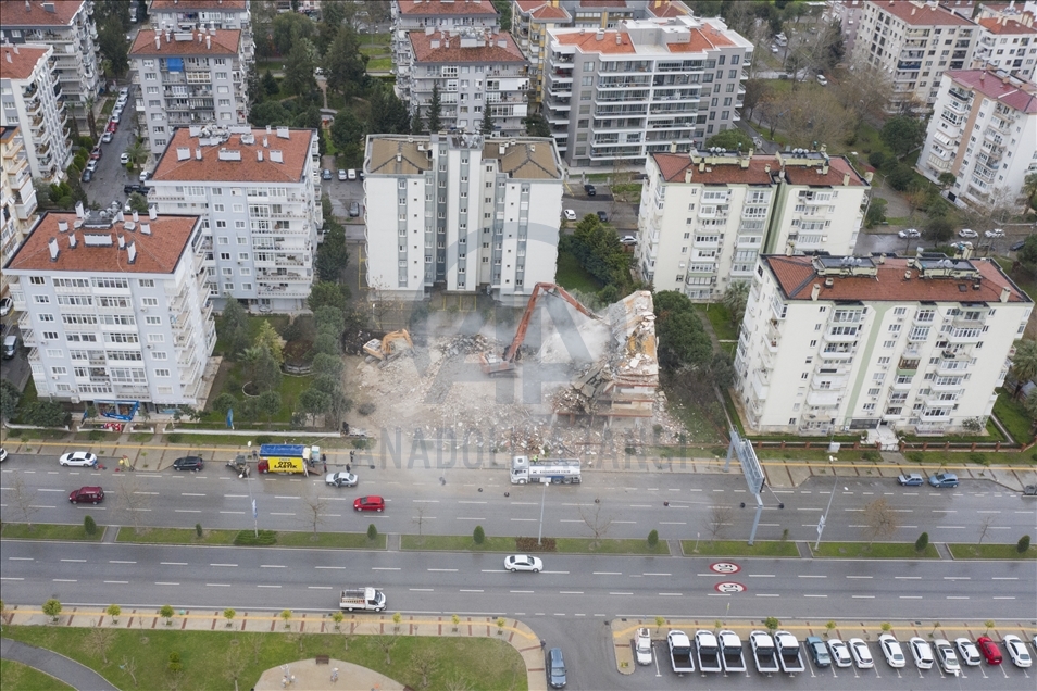 İzmir'deki depremde ağır hasar gören 488 bina daha yıkılacak