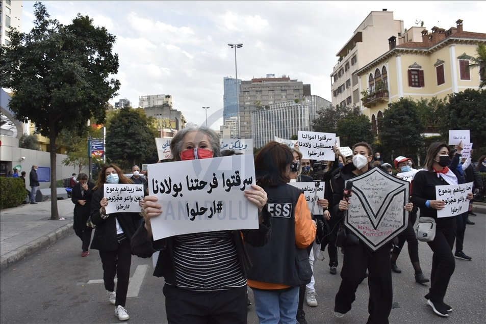 Lübnanlı kadınlar, hayat pahalılığı ve gençlerin iş için yurt dışına çıkmak zorunda kalmasını protesto etti