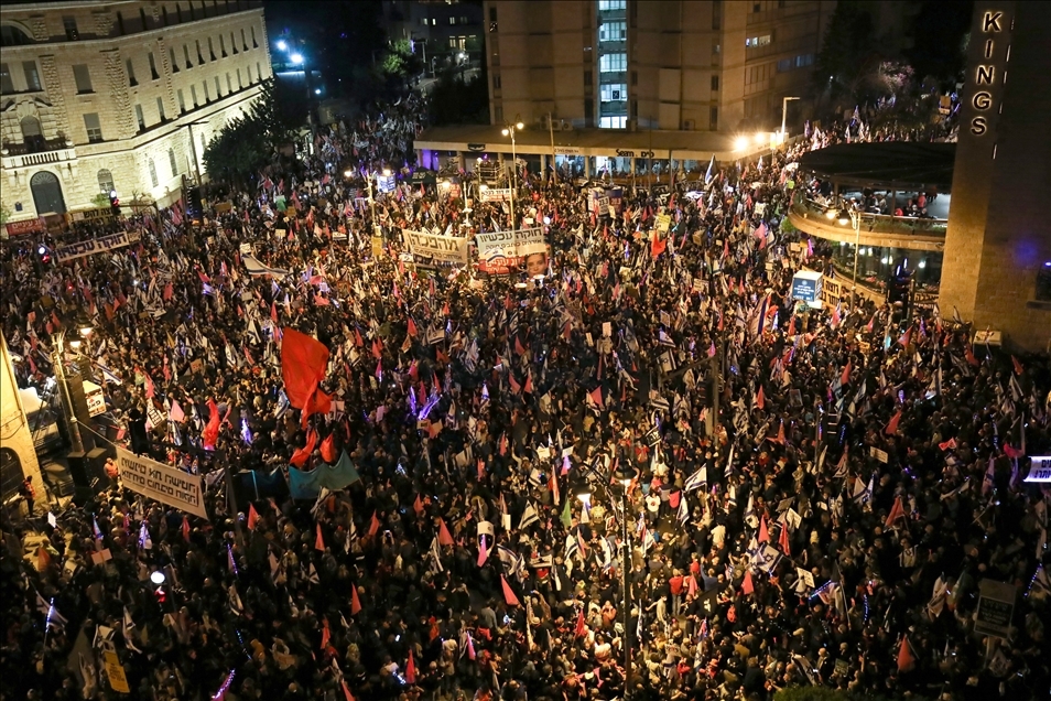 İsrail’de seçimler öncesi düzenlenen Netanyahu karşıtı gösteriye binlerce kişi katıldı