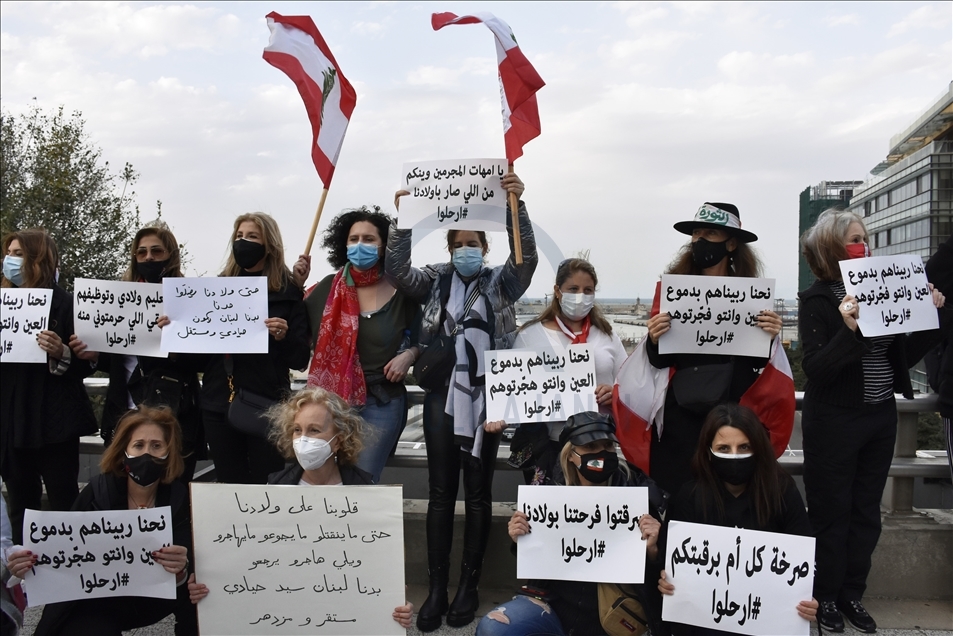 Lübnanlı kadınlar, hayat pahalılığı ve gençlerin iş için yurt dışına çıkmak zorunda kalmasını protesto etti