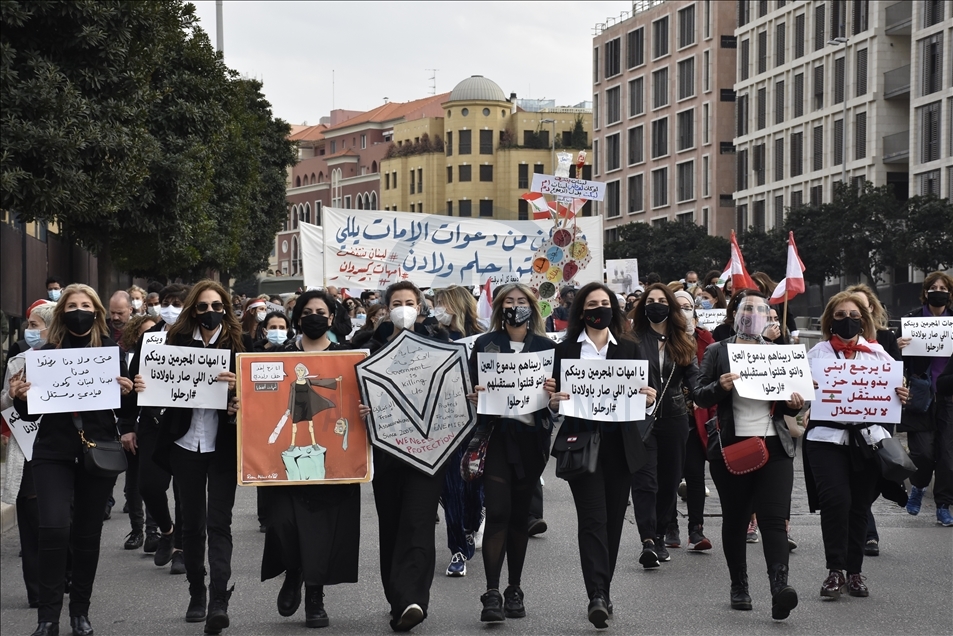 Lübnanlı kadınlar, hayat pahalılığı ve gençlerin iş için yurt dışına çıkmak zorunda kalmasını protesto etti