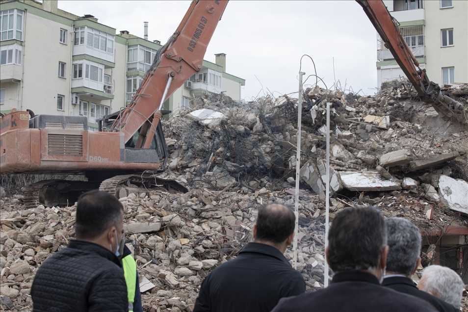İzmir'deki depremde ağır hasar gören 488 bina daha yıkılacak