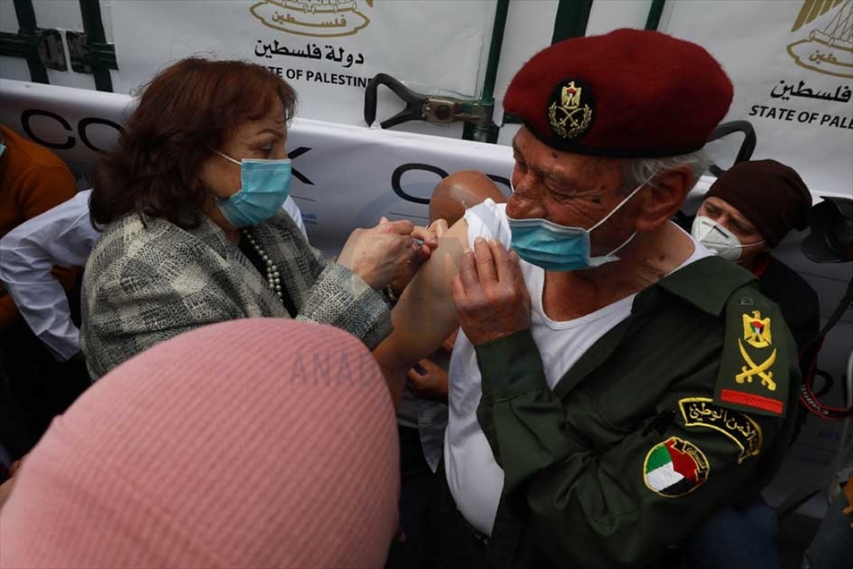 فلسطين.. بدء تطعيم كبار السن ضد كورو