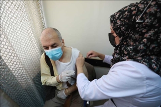 فلسطين.. بدء تطعيم كبار السن ضد كورونا