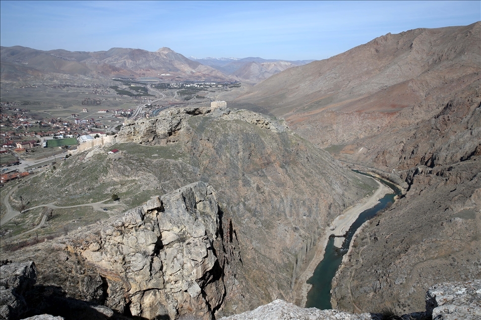 Divriği'deki Çaltı Çayı, yürüyüş yolu ve asma köprüleriyle turist çekecek