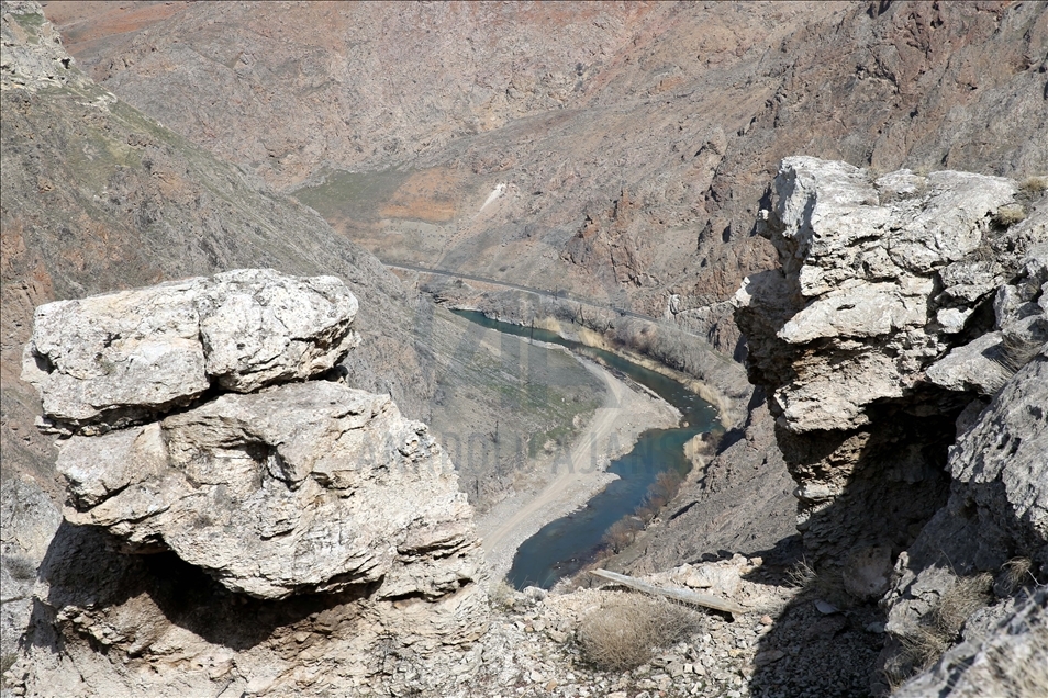 Divriği'deki Çaltı Çayı, yürüyüş yolu ve asma köprüleriyle turist çekecek