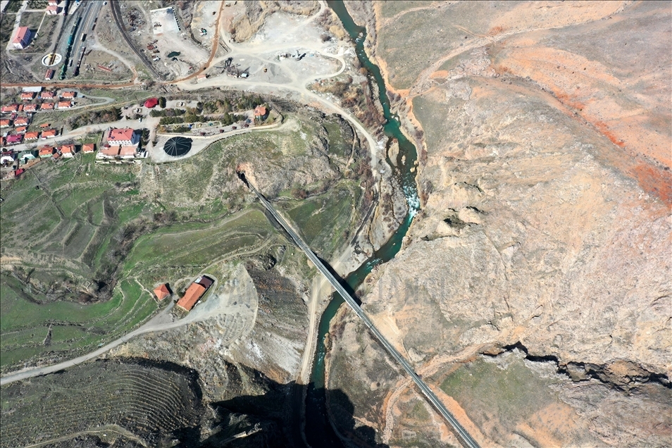 Divriği'deki Çaltı Çayı, yürüyüş yolu ve asma köprüleriyle turist çekecek