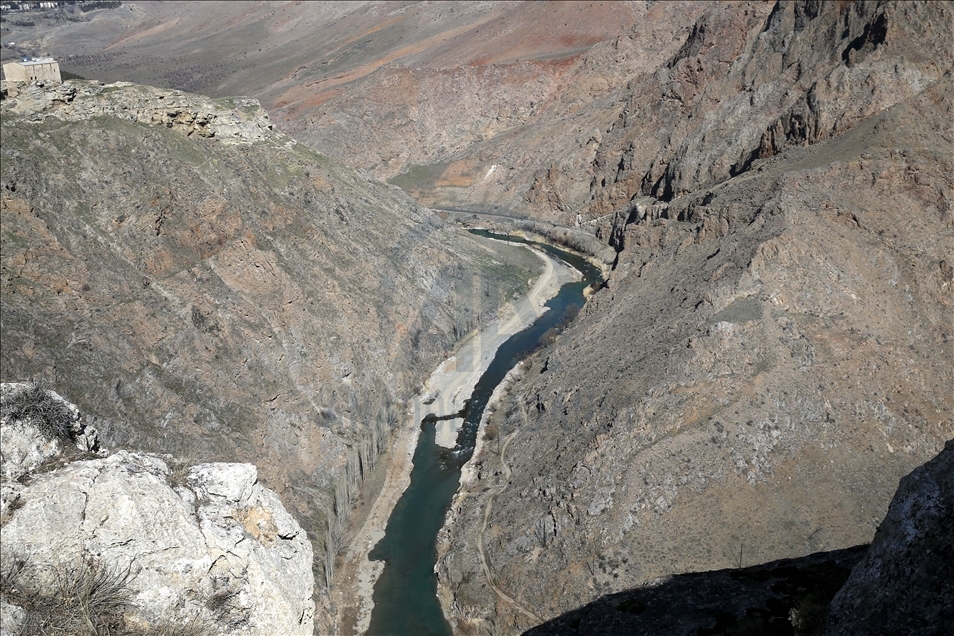 Divriği'deki Çaltı Çayı, yürüyüş yolu ve asma köprüleriyle turist çekecek