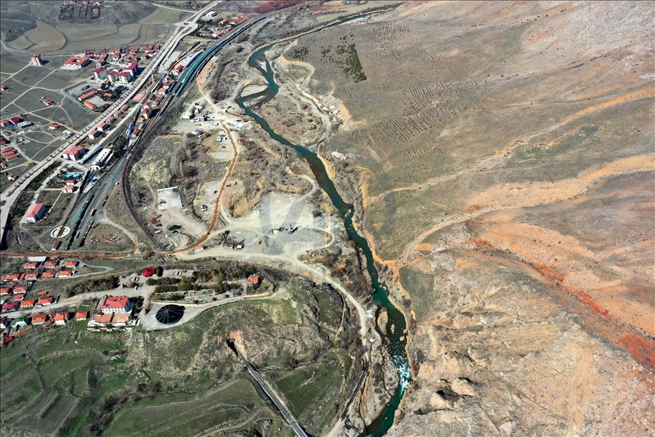 Divriği'deki Çaltı Çayı, yürüyüş yolu ve asma köprüleriyle turist çekecek