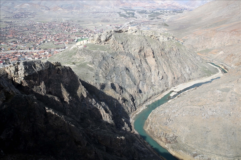 Divriği'deki Çaltı Çayı, yürüyüş yolu ve asma köprüleriyle turist çekecek