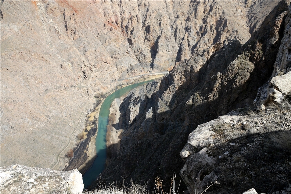 Divriği'deki Çaltı Çayı, yürüyüş yolu ve asma köprüleriyle turist çekecek