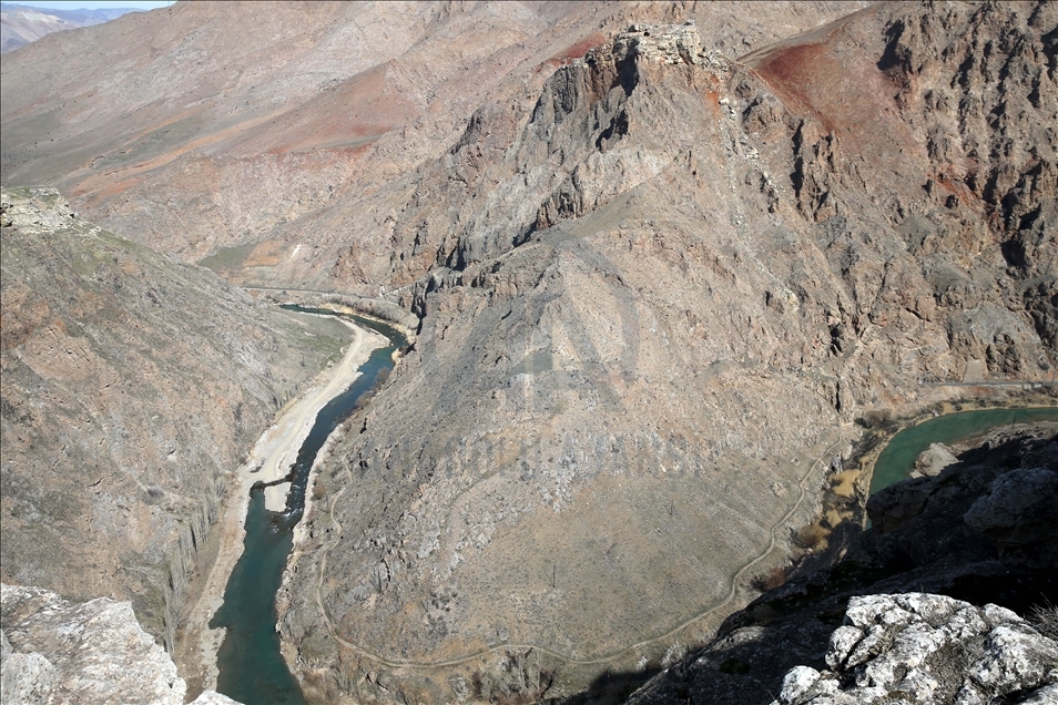 Divriği'deki Çaltı Çayı, yürüyüş yolu ve asma köprüleriyle turist çekecek