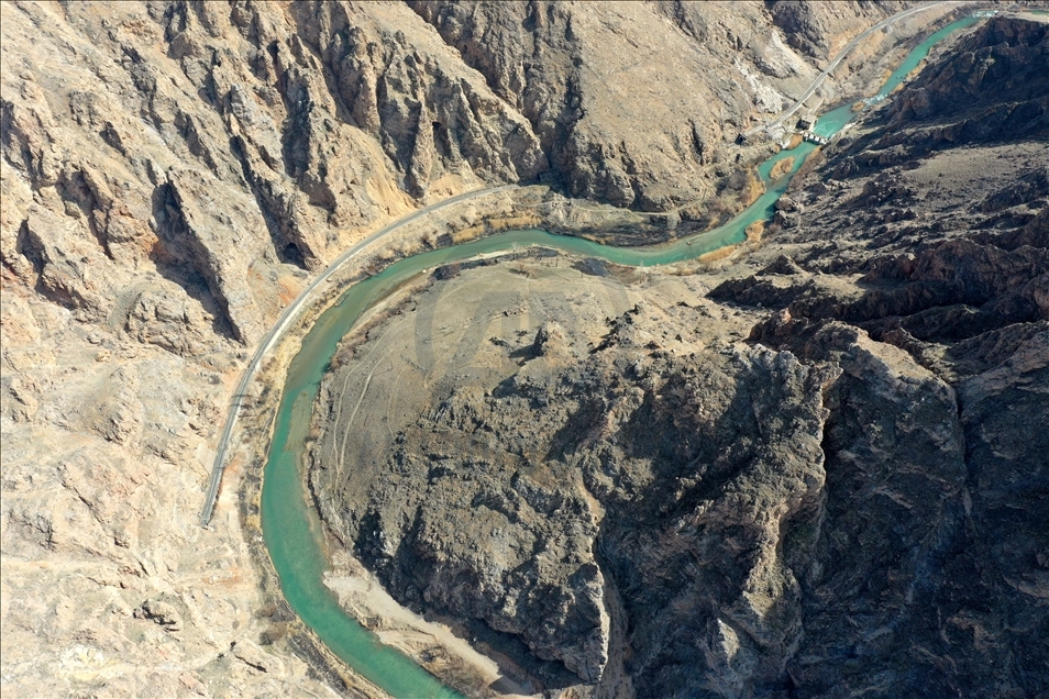 Divriği'deki Çaltı Çayı, yürüyüş yolu ve asma köprüleriyle turist çekecek