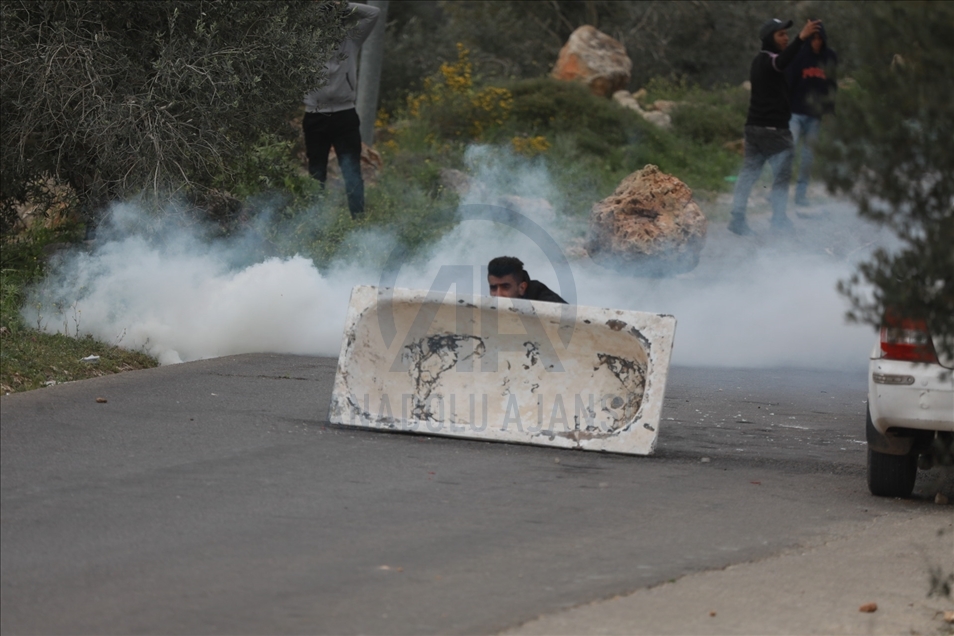 مستوطنون يقتحمون قمة جبل فلسطيني شمالي الضفة
