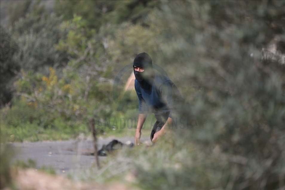 مستوطنون يقتحمون قمة جبل فلسطيني شمالي الضفة