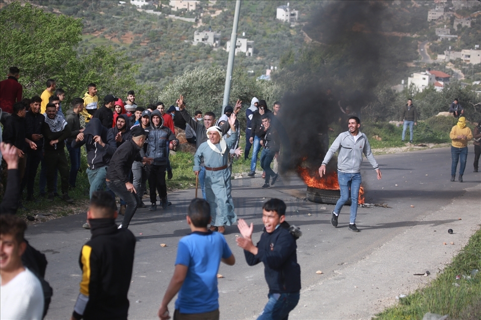 مستوطنون يقتحمون قمة جبل فلسطيني شمالي الضفة