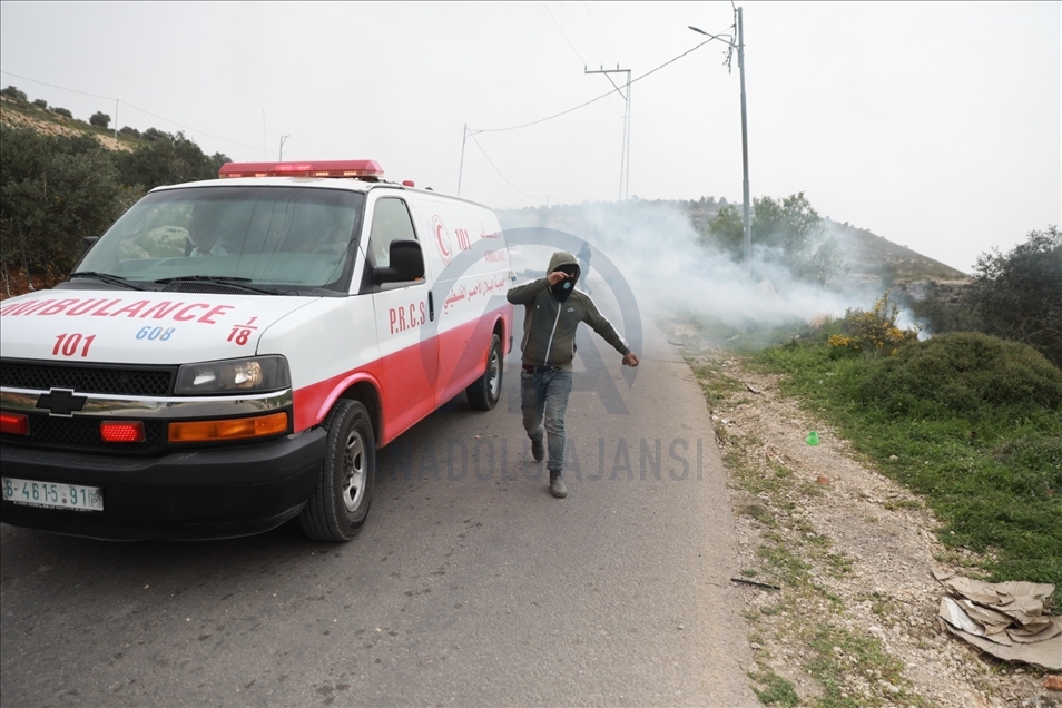 مستوطنون يقتحمون قمة جبل فلسطيني شمالي الضفة
