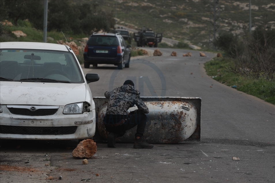 مستوطنون يقتحمون قمة جبل فلسطيني شمالي الضفة
