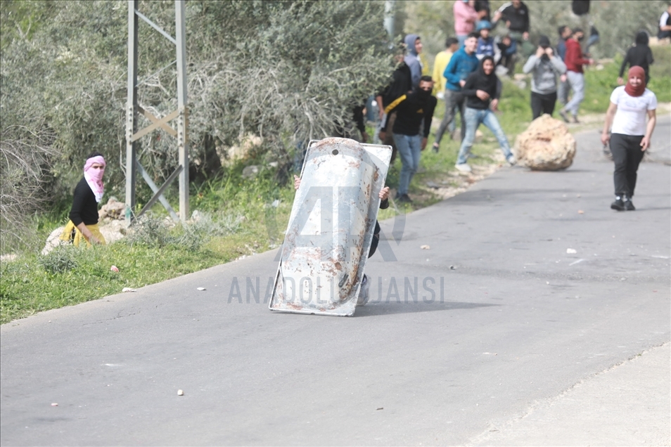 مستوطنون يقتحمون قمة جبل فلسطيني شمالي الضفة