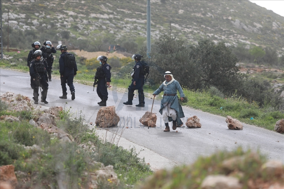مستوطنون يقتحمون قمة جبل فلسطيني شمالي الضفة