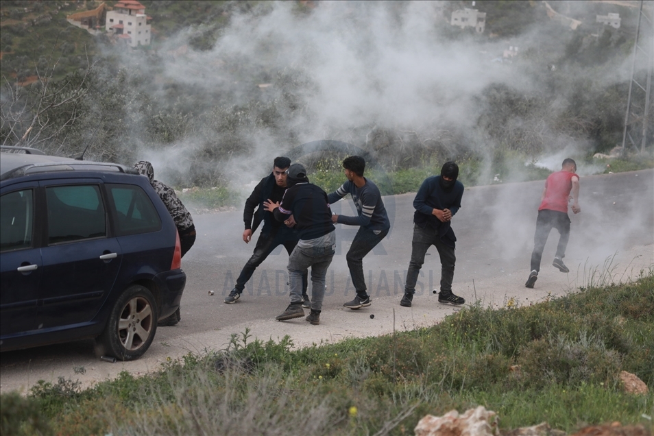 مستوطنون يقتحمون قمة جبل فلسطيني شمالي الضفة