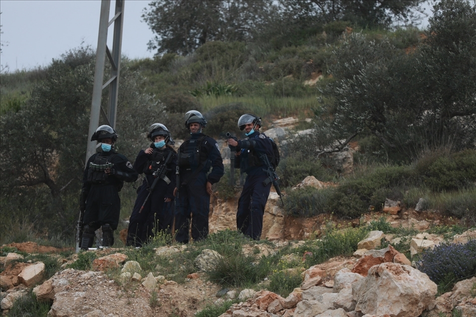 مستوطنون يقتحمون قمة جبل فلسطيني شمالي الضفة