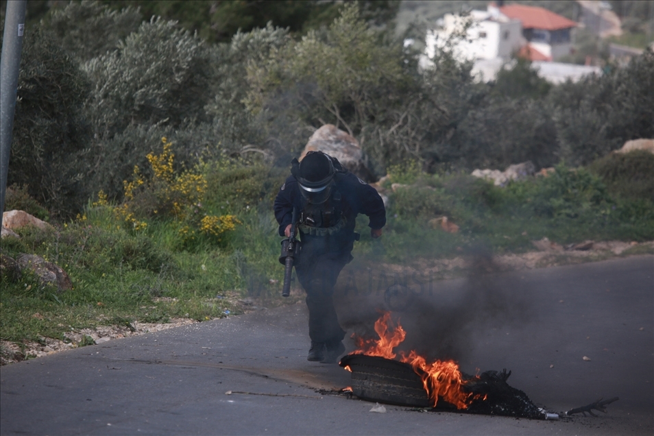 مستوطنون يقتحمون قمة جبل فلسطيني شمالي الضفة
