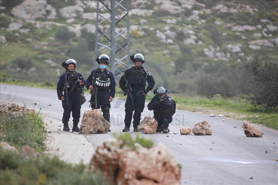 مستوطنون يقتحمون قمة جبل فلسطيني شمالي الضفة