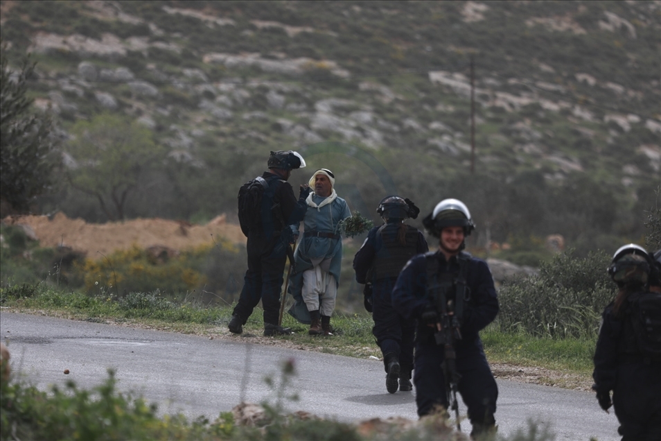 مستوطنون يقتحمون قمة جبل فلسطيني شمالي الضفة