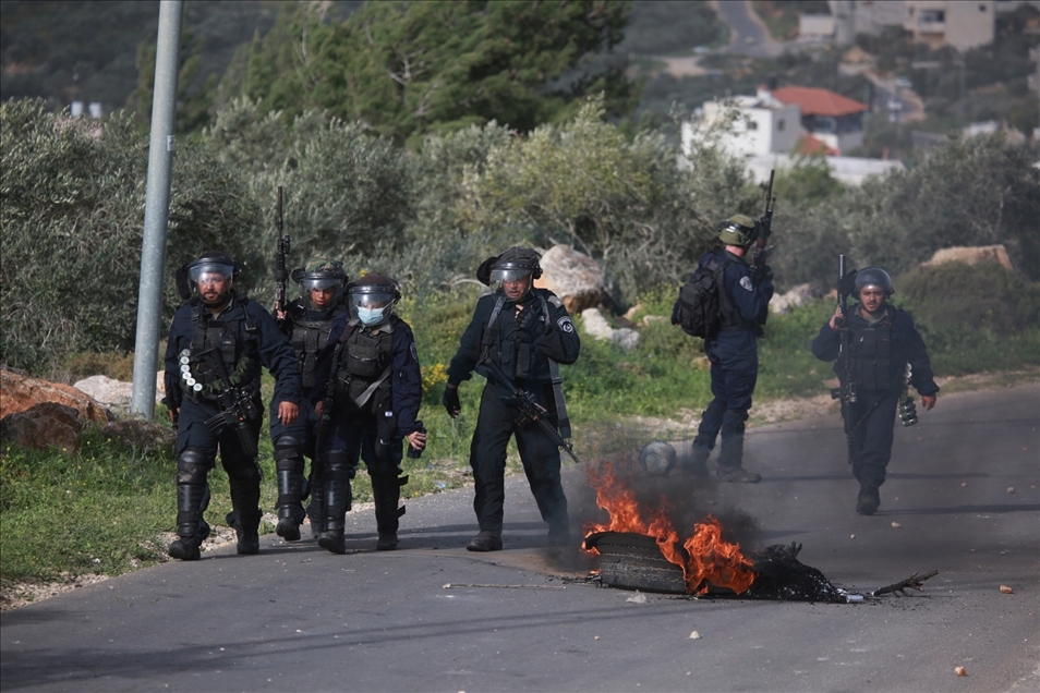 مستوطنون يقتحمون قمة جبل فلسطيني شمالي الضفة