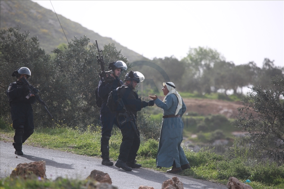 مستوطنون يقتحمون قمة جبل فلسطيني شمالي الضفة