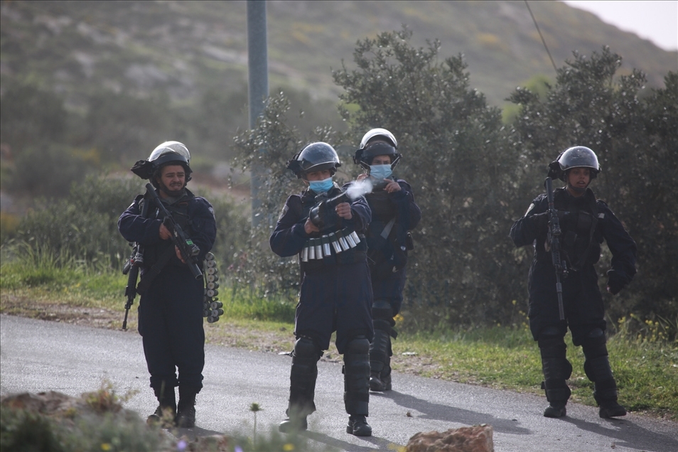 مستوطنون يقتحمون قمة جبل فلسطيني شمالي الضفة