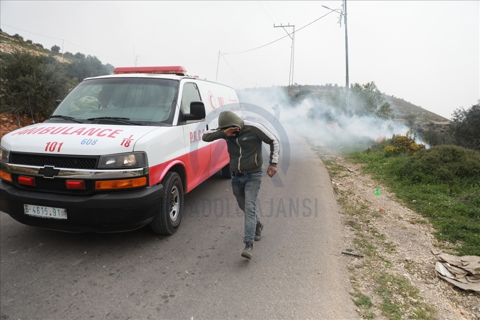 مستوطنون يقتحمون قمة جبل فلسطيني شمالي الضفة