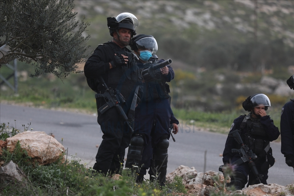 مستوطنون يقتحمون قمة جبل فلسطيني شمالي الضفة