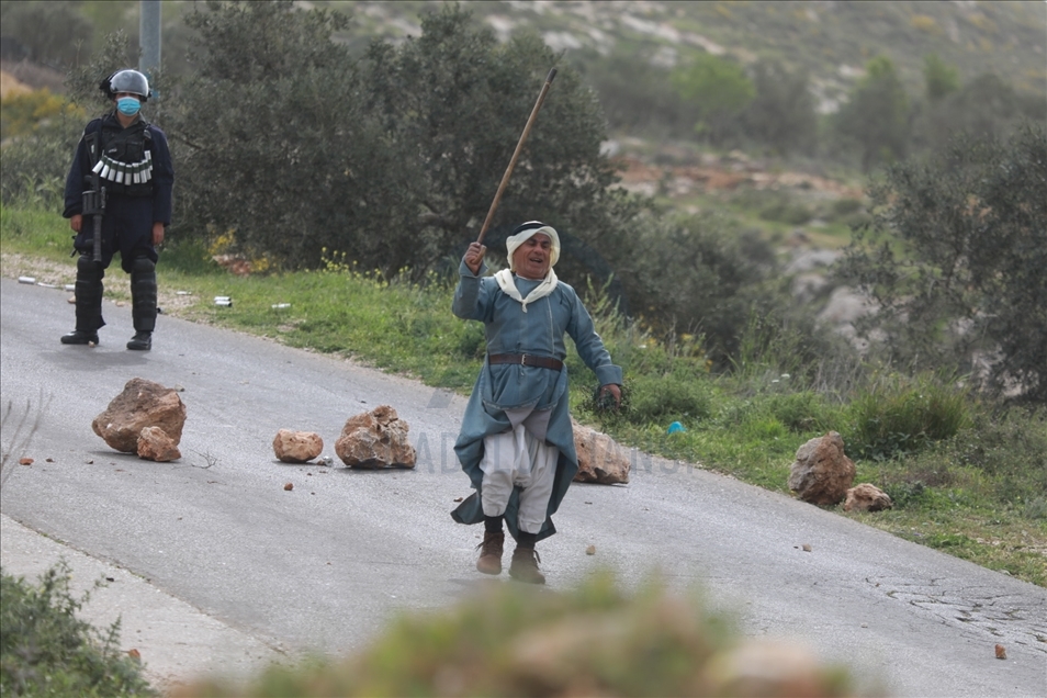 مستوطنون يقتحمون قمة جبل فلسطيني شمالي الضفة
