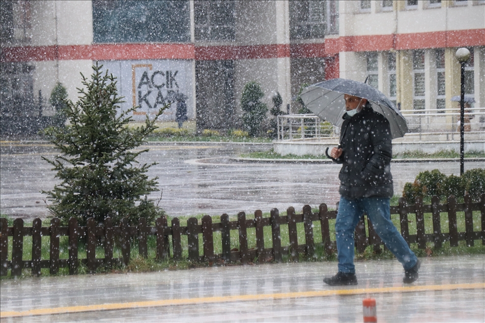 Düzce'de kar yağışı etkili oluyor