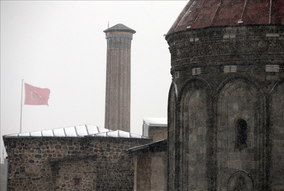 Erzurum'da aralıklarla kar yağışı etkili oldu