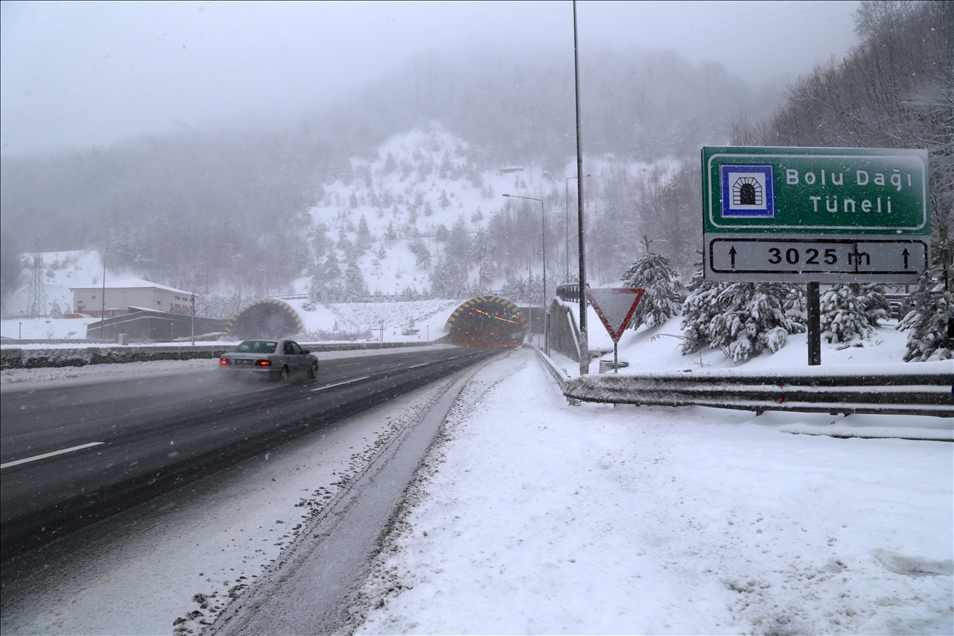 Bolu Dağı'nda kar kalınlığı 10 santimetreye ulaştı