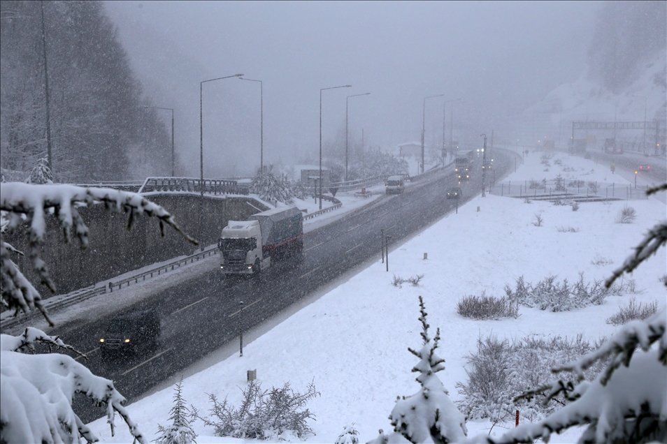 Bolu Dağı'nda kar kalınlığı 10 santimetreye ulaştı