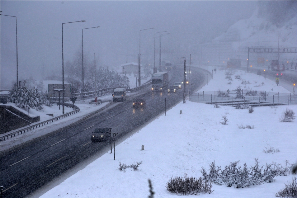 Bolu Dağı'nda kar kalınlığı 10 santimetreye ulaştı