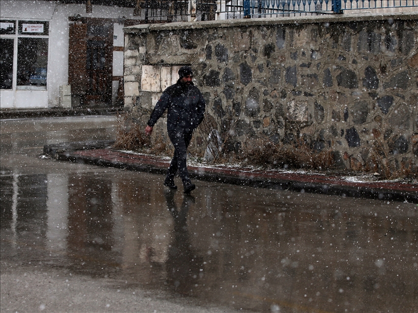 Erzurum'da aralıklarla kar yağışı etkili oldu
