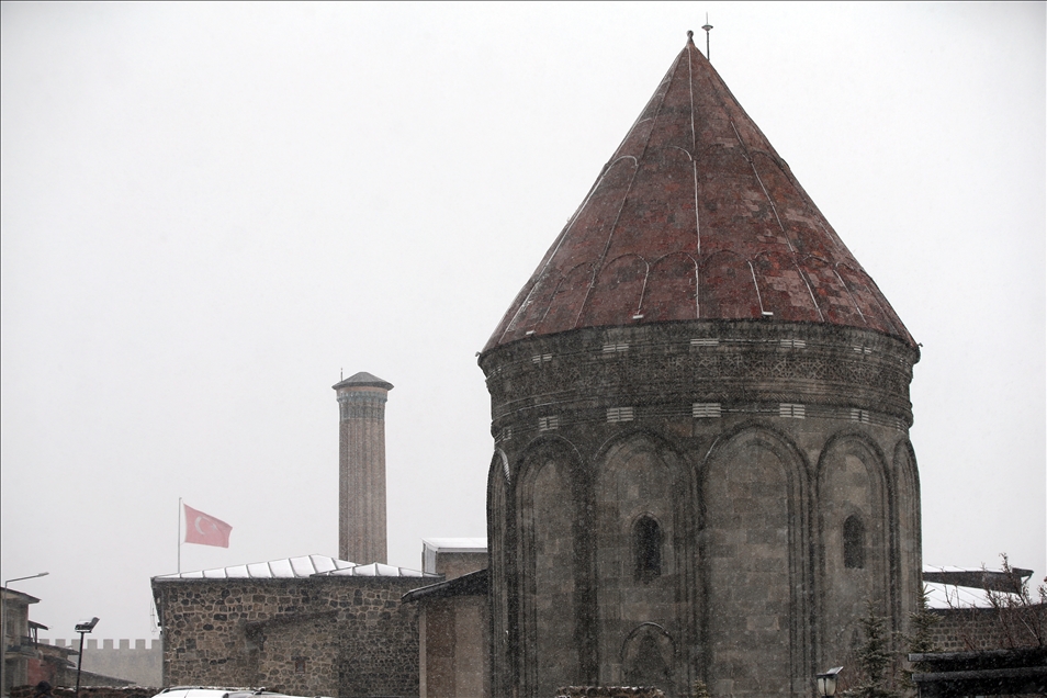 Erzurum'da aralıklarla kar yağışı etkili oldu
