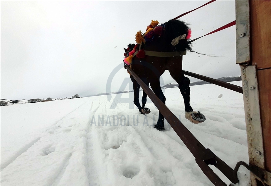Озеро Чилдир на востоке Турции: зимние развлечения продолжатся и в апреле