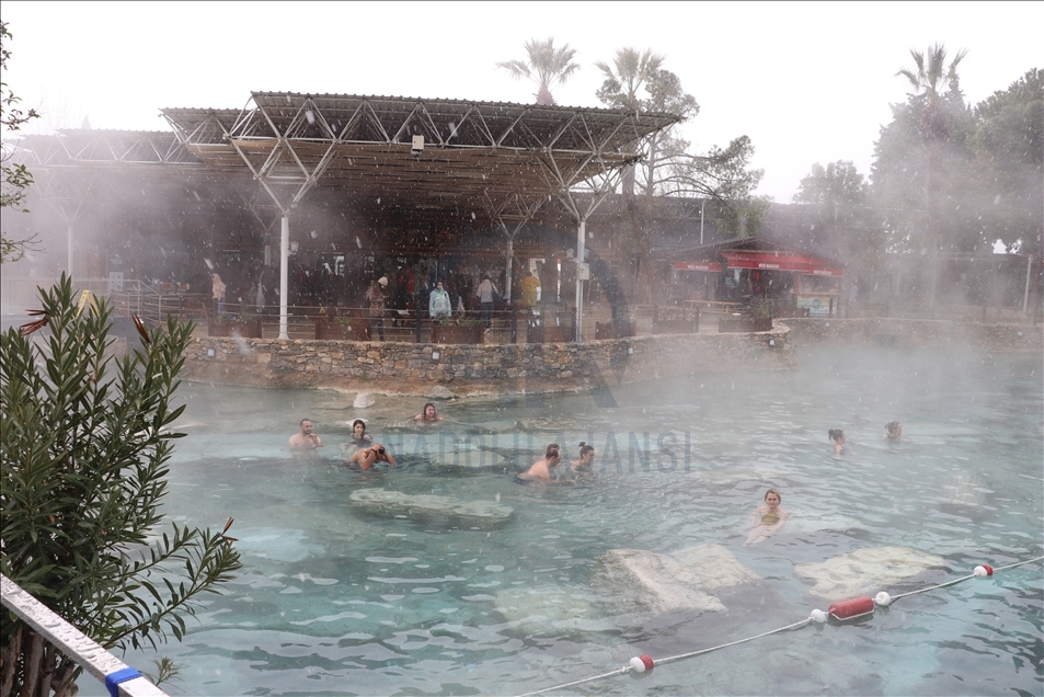Pamukkale'de kar yağışı