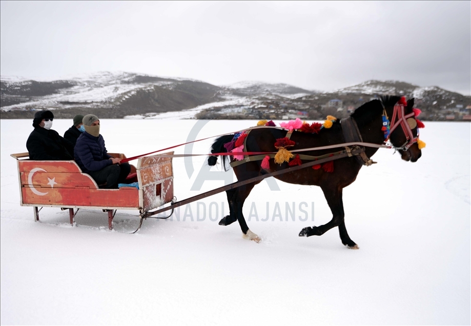 Озеро Чилдир на востоке Турции: зимние развлечения продолжатся и в апреле