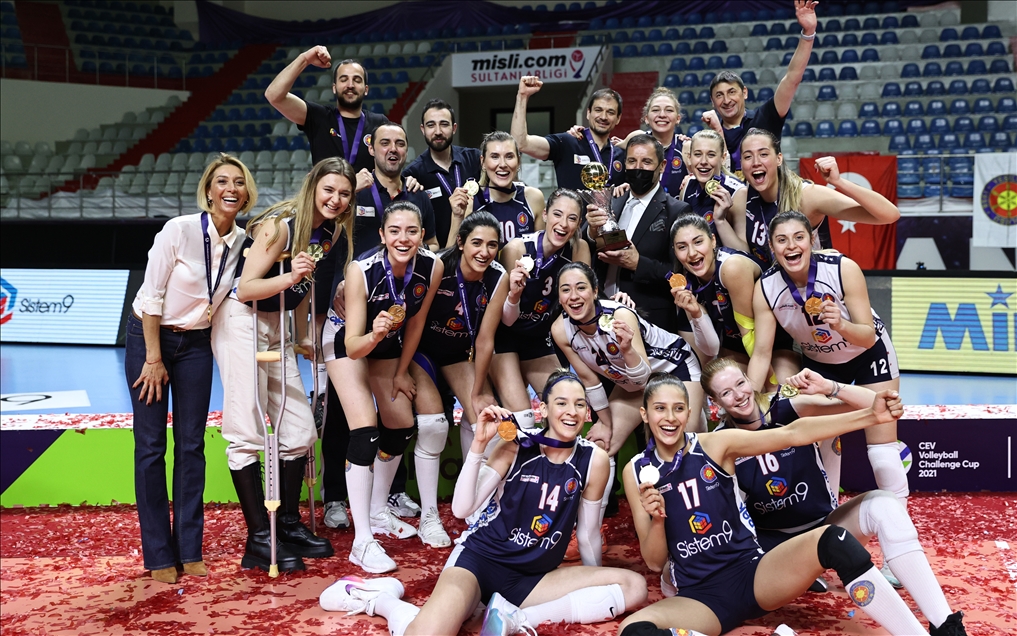 Voleybol Kadınlar CEV Challenge Kupası'nda şampiyon olan Sistem9 Yeşilyurt kupasını aldı