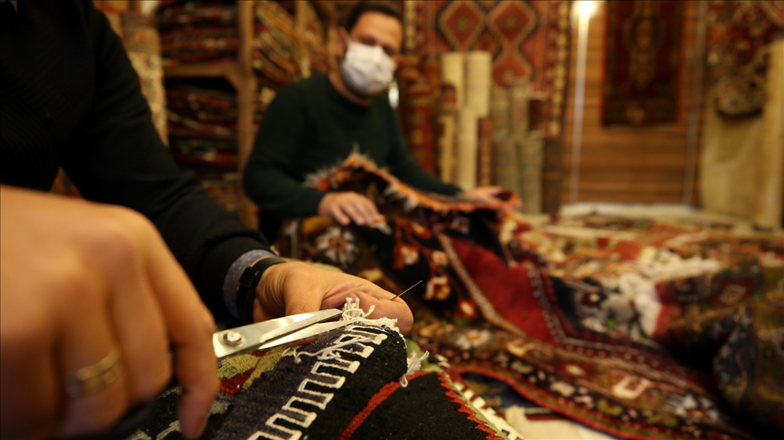 "Halı doktoru" baba ve oğulları eski dokuma halılara hayat veriyor