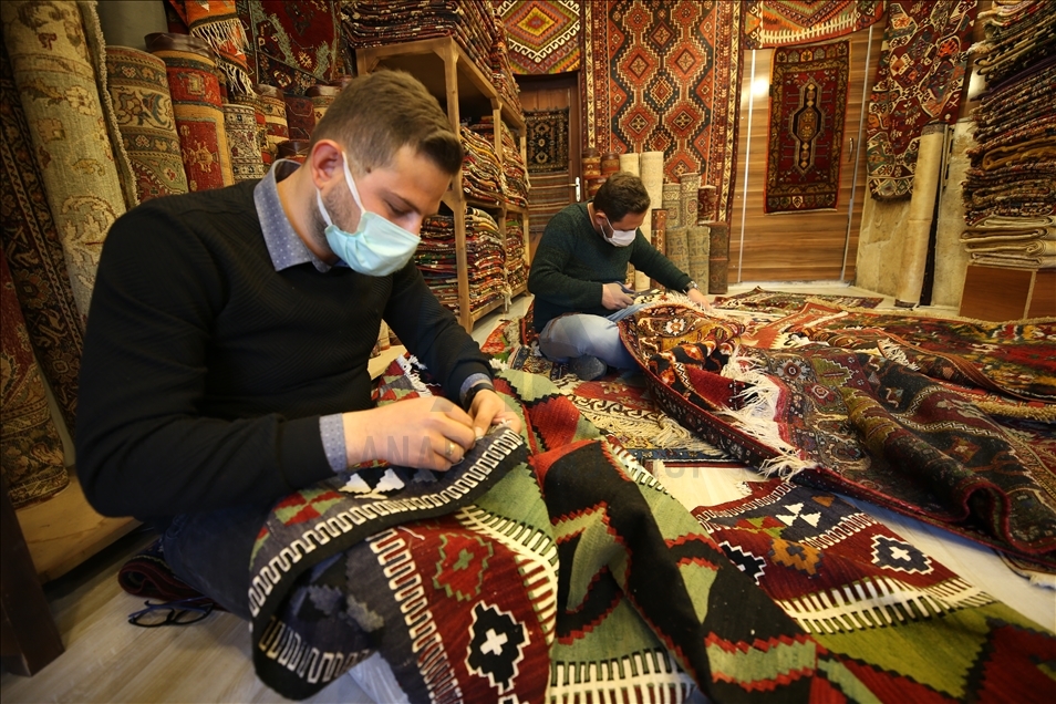 "Halı doktoru" baba ve oğulları eski dokuma halılara hayat veriyor